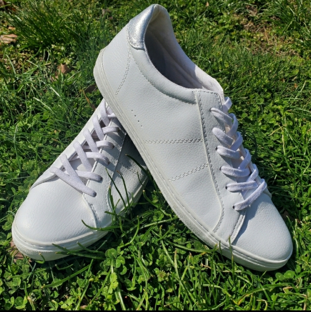 Old Navy Women's White Faux Leather Size 10 Low Top Lace Up Sneaker